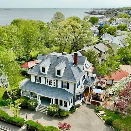 Big New England Family Home; Walk To Beach, Shops